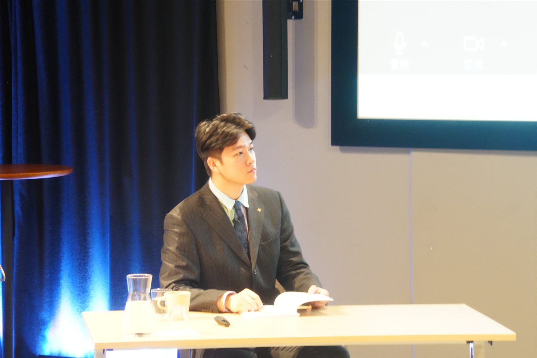 Siyuan speaking at a formal event